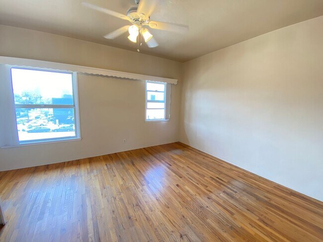 Building Photo - MOVE IN READY! Minutes from Little Italy! ...