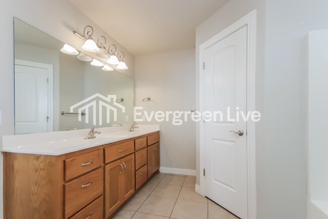 Building Photo - 308 S Ozark St