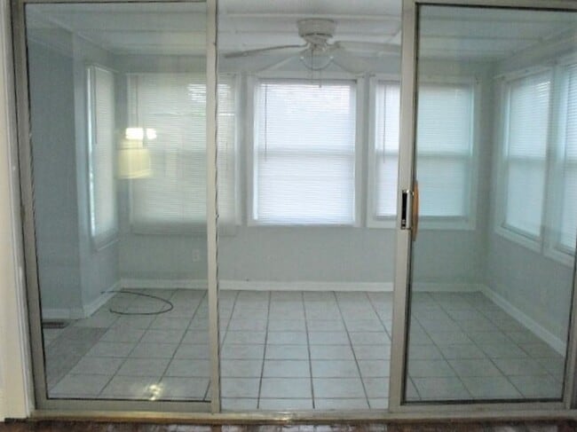 Building Photo - THIS COULD BE YOUR NEW HOME, BUSINESS, OR BOTH!