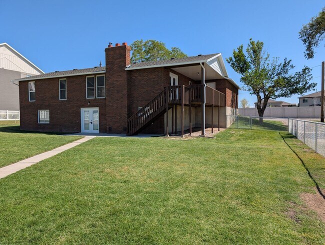 Building Photo - July FREE! Renovated 5-Bed Home + Optional...
