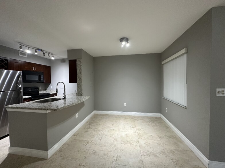 Building Photo - 2811 N Oakland Forest Dr