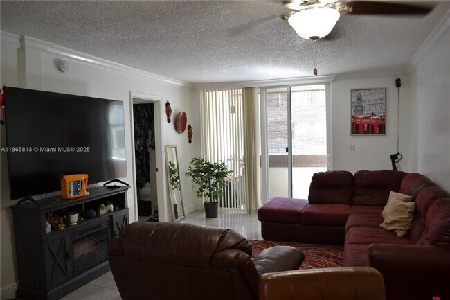 Building Photo - 10000 NW 80th Ct