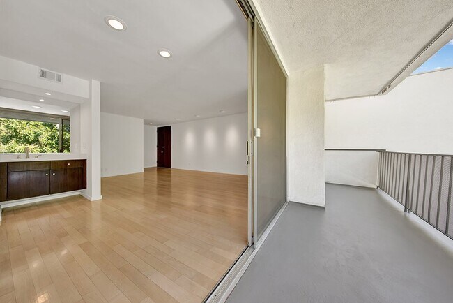 Building Photo - 1147 N Clark St
