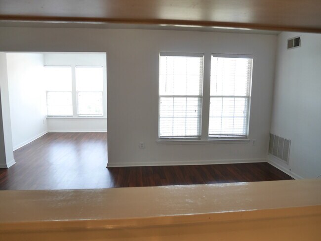 Building Photo - 2 Bedroom Condominium Located in Stonegate...