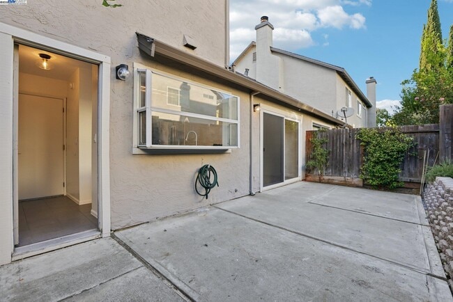 Building Photo - 2039 Alexander Ct