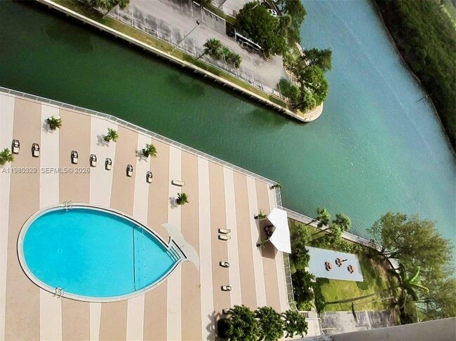 Building Photo - 400 Kings Point Dr