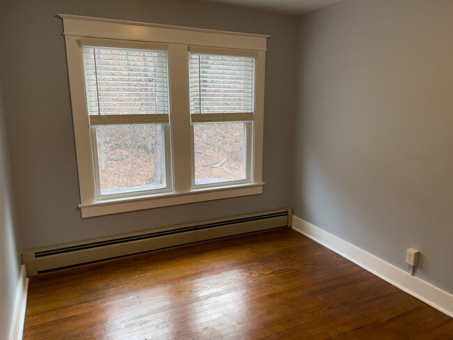 Building Photo - 3 BtR/1.5 Bath  Single Family Home in established west side neighorhood.