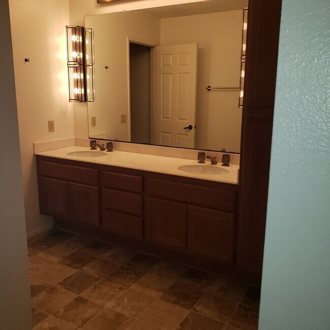 Building Photo - CANYON CREST - 2 Bedroom 2.5 Bath Townhouse