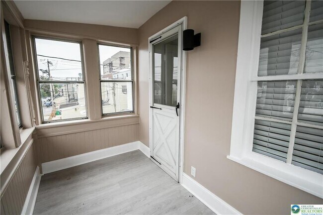 Building Photo - 459 Linden St