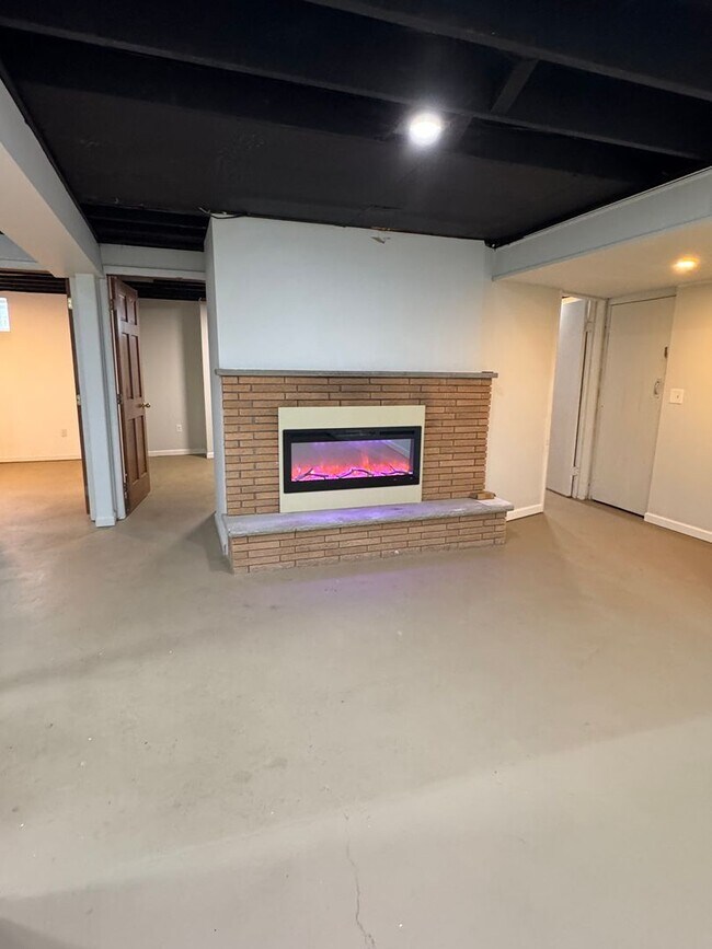Building Photo - 1450 Marlborough Dr