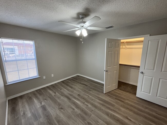 Building Photo - 3 bed 2 bath, move in ready!