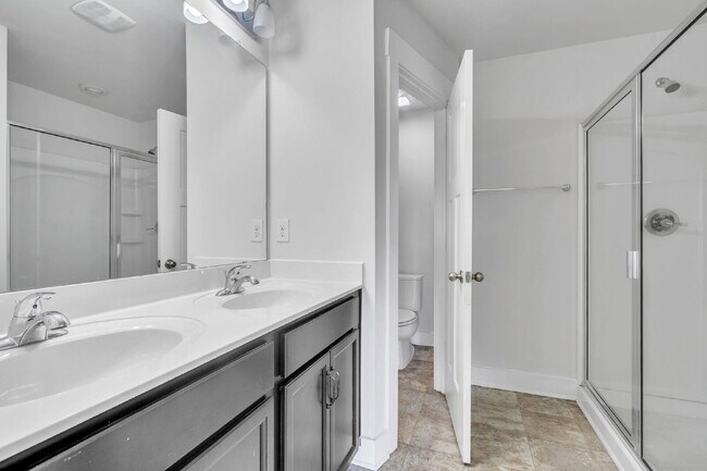 Building Photo - Stylish 3BR/2.5BA END-UNIT Townhome with Garage in Camelot Townes! $1,650/mo rent