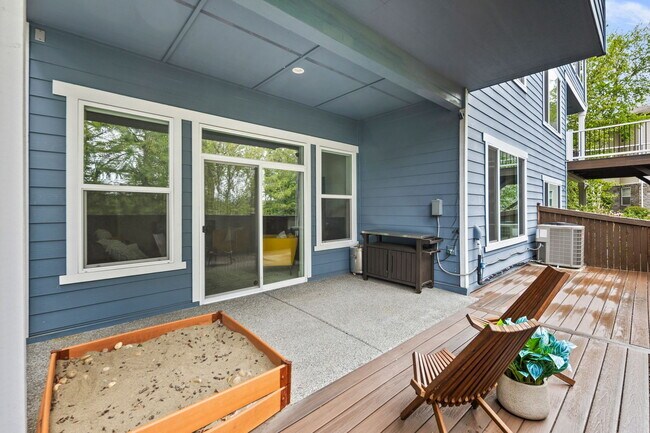 Building Photo - **North-Facing Luxury Home with Sunroom, A/C & Smart Home Features in Sammamish** Available NOW f...