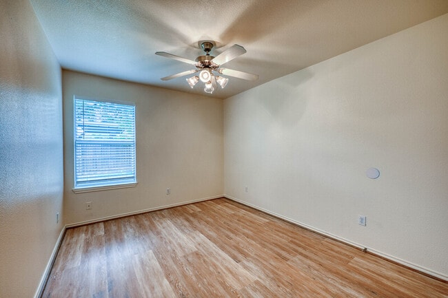 Building Photo - 1511 N Claremont Cir