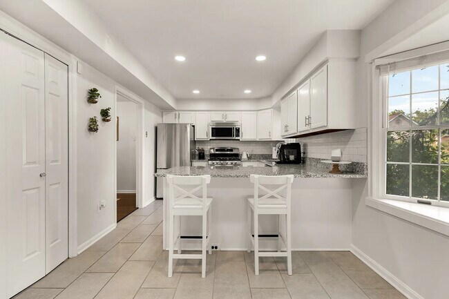 Building Photo - 10855 Lockwood Dr