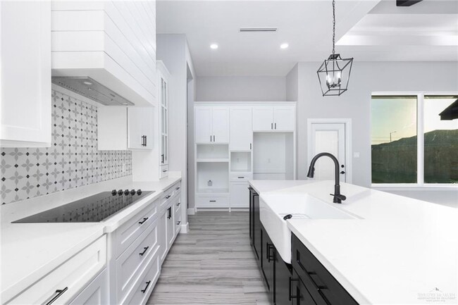 Building Photo - 19 Rabbit Run Ave