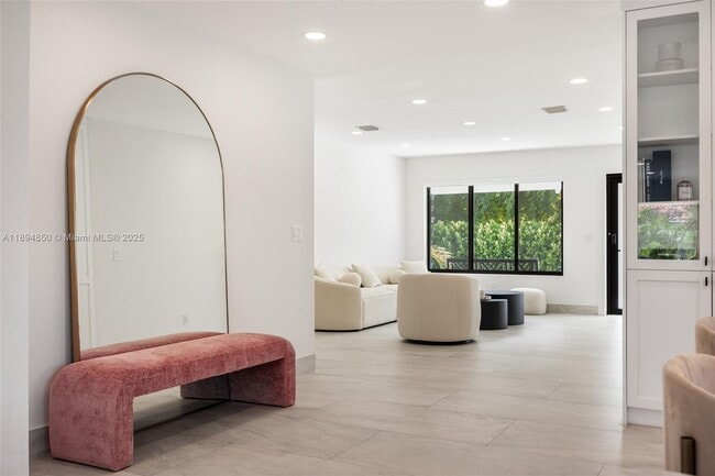 Building Photo - 615 SW 21st Rd