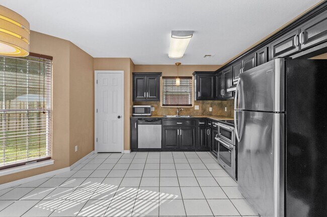 Building Photo - Bright & Beautiful 4 Bedroom Home with Fenced Yard and Modern Upgrades!
