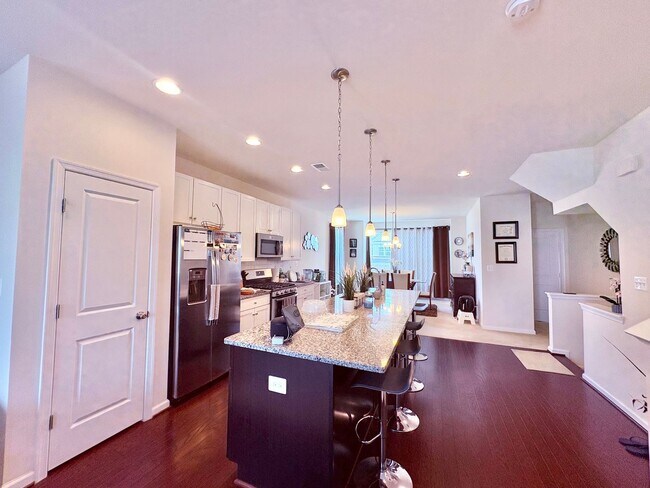 Building Photo - EMBREY MILL - END UNIT TOWNHOUSE