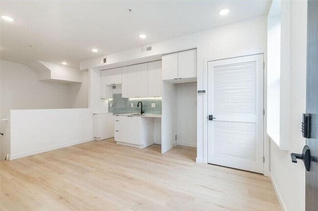 Building Photo - 2722 Hope St