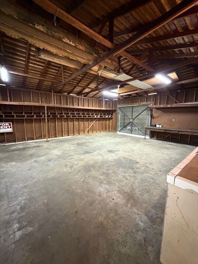 Building Photo - Large 3/3 Single-Family Home With Giant Yard