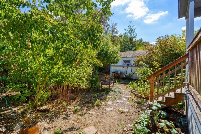 Building Photo - Charming Solar Home in Portland Woodlawn Neighborhood