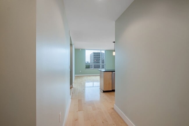 Building Photo - Luxurious 2 Bedroom, 2 Bath High Rise in Downtown Austin