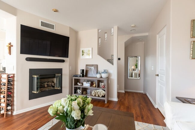 Building Photo - 2 Bed 2 Bath Condo (Avail. 12/1)