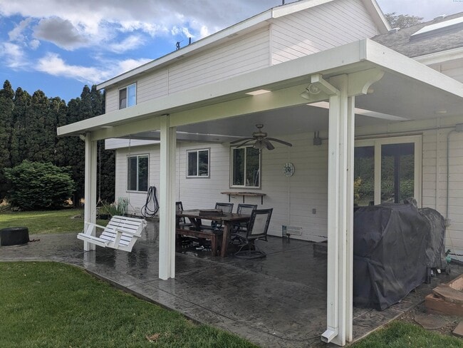 Building Photo - Pet friendly, avail July 1