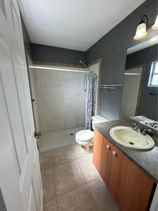 Building Photo - 1102 SW Arc Ct