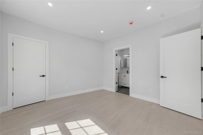 Building Photo - 10 Market St