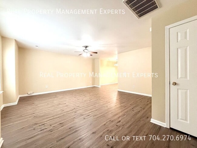 Building Photo - 4025 Oakwood Rd