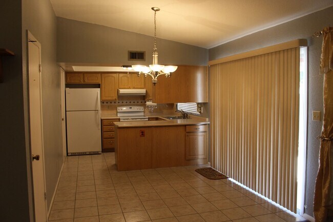 Building Photo - Central Mesa - No HOA with 3 bedrooms