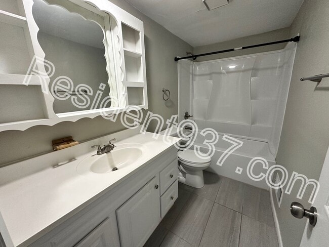 Building Photo - Spacious 3 Bed 2 bath Home