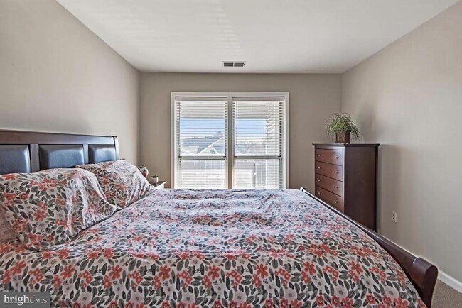 Building Photo - 3178 Summit Square Dr