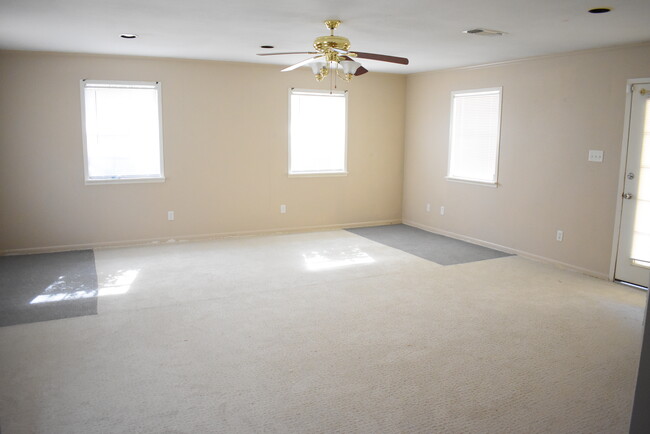 Building Photo - 523 Arbor Oak Dr