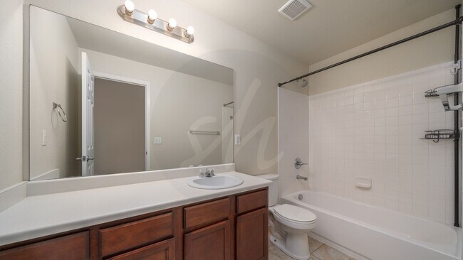 Building Photo - End-unit townhome in Soaring Eagles