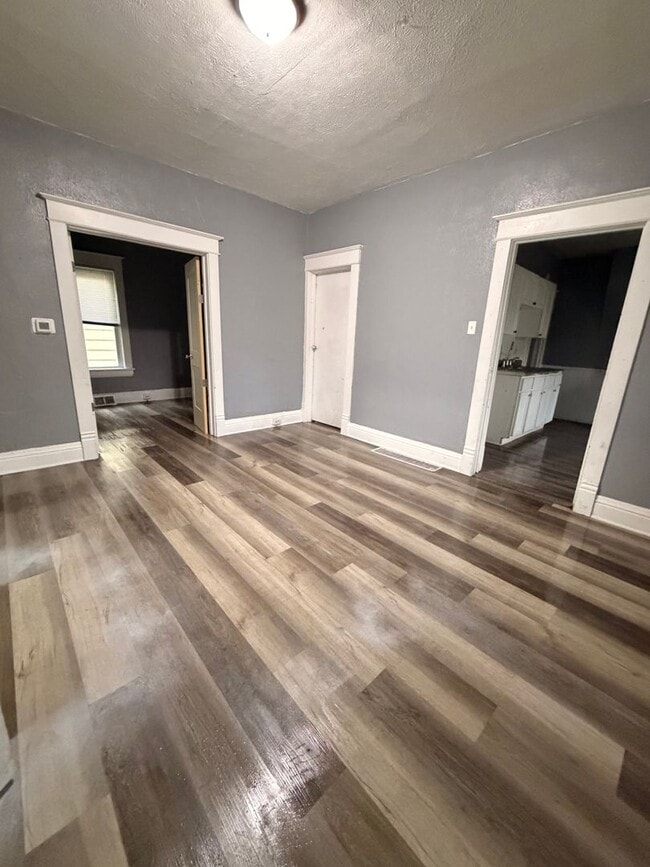 Building Photo - 6 Bedroom 1 Bathroom HOUSE