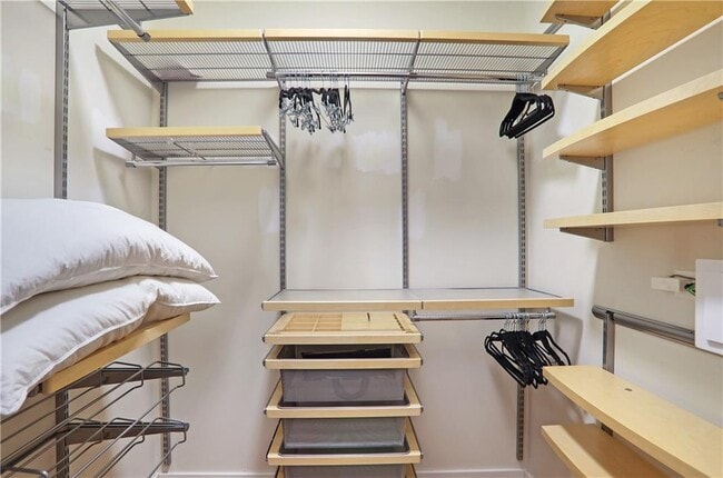 Building Photo - 472 Martin St SE