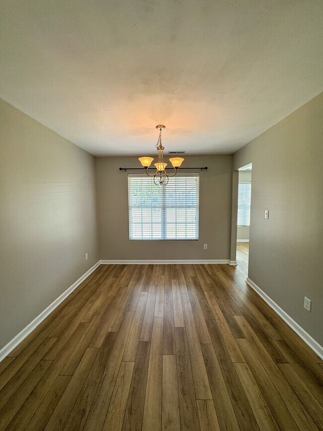 Building Photo - Charming 3 Bed 2 Bath Home in Hope Mills