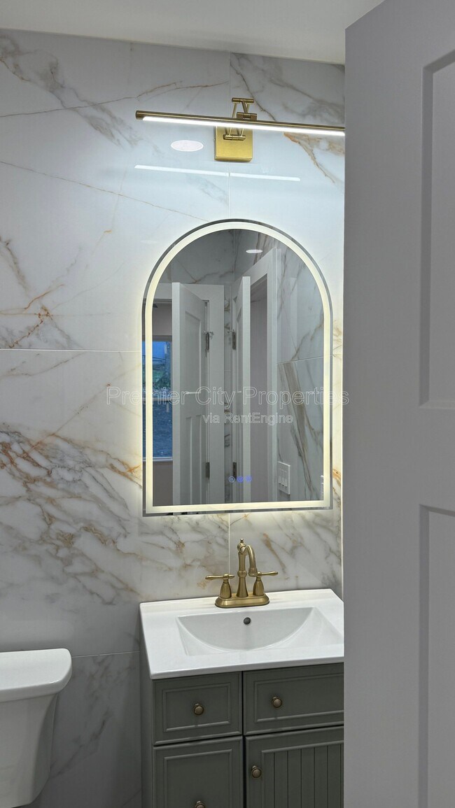 Building Photo - 240 Mcgregor Ave