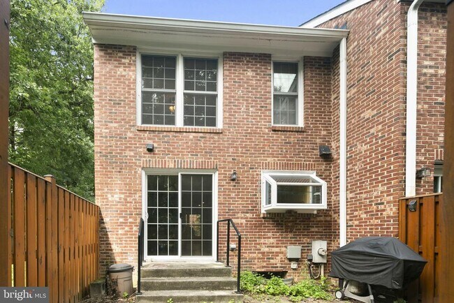 Building Photo - 2514 S Walter Reed Dr