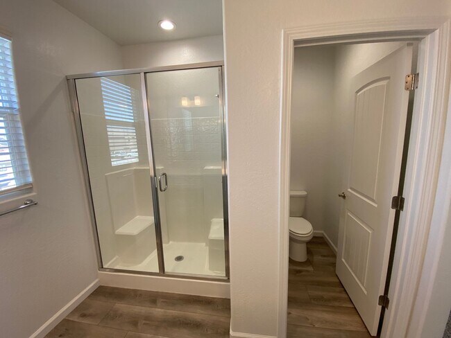 Building Photo - Corner lot Woodside Home in NW Visalia com...