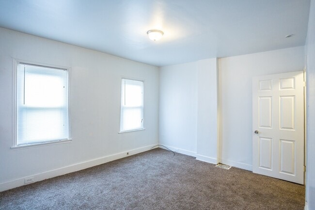 Building Photo - AMAZING 3 Bedrooms 2 Bath + Den in Univers...