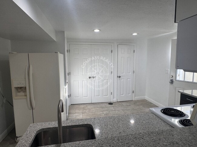 Building Photo - 545 Canyon Way