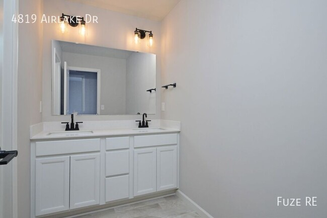 Building Photo - 4819 Airlake Dr