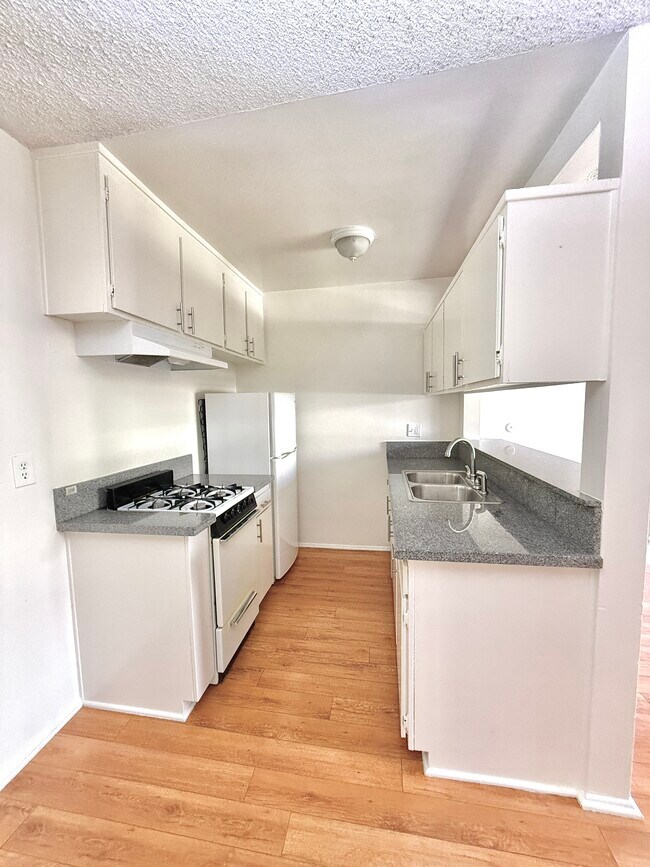 Building Photo - 14540 Hartland St