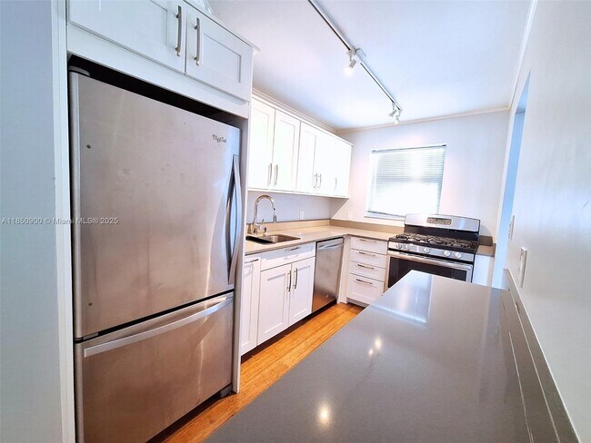 Building Photo - 1357 Collins Ave