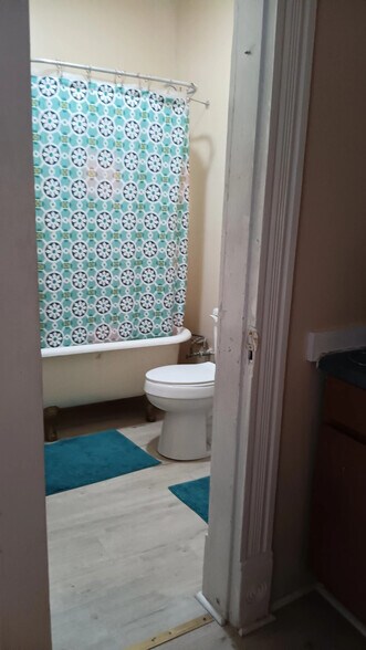 Bathroom - 1934 Fern St