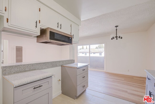 Building Photo - 305 E Plymouth St